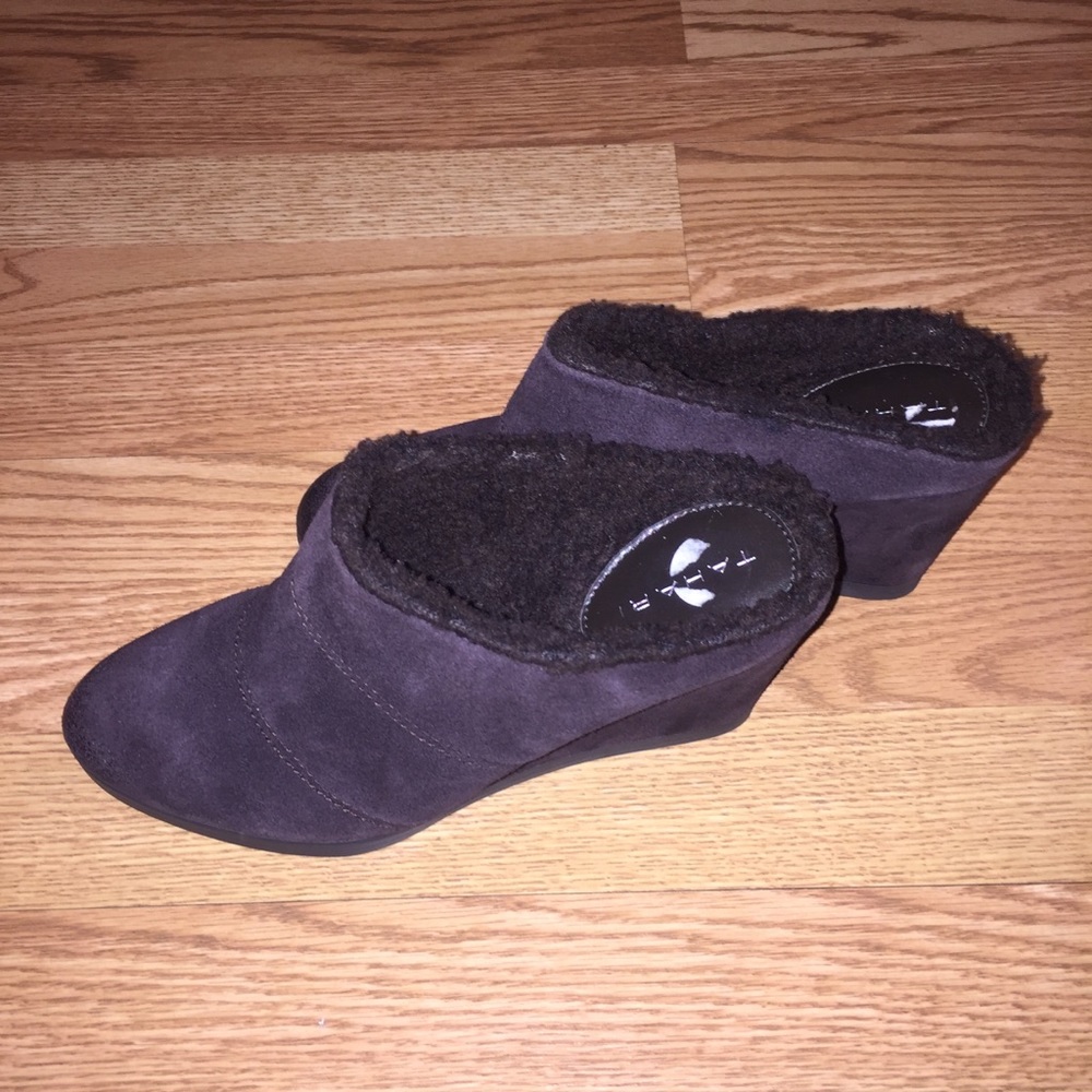 TAHARI Chocolate Brown Burnished Suede Mule Sz. 10